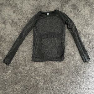 Long sleeved grey athleta shirt